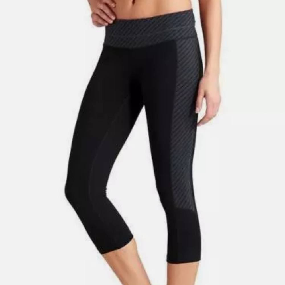 Athleta Zippy Balance Capri Pants Black and Gray‎